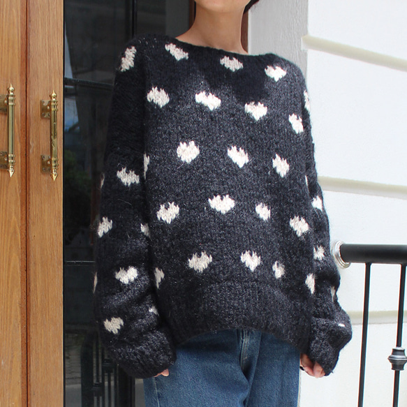 ◉ 溫暖輕盈的冬季針織品 ◉ 手工編織的黑色馬海毛心型針織品 第6張的照片