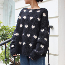 ◉ 溫暖輕盈的冬季針織品 ◉ 手工編織的黑色馬海毛心型針織品 第5張的照片