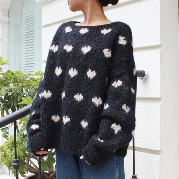 ◉ 溫暖輕盈的冬季針織品 ◉ 手工編織的黑色馬海毛心型針織品 第5張的照片