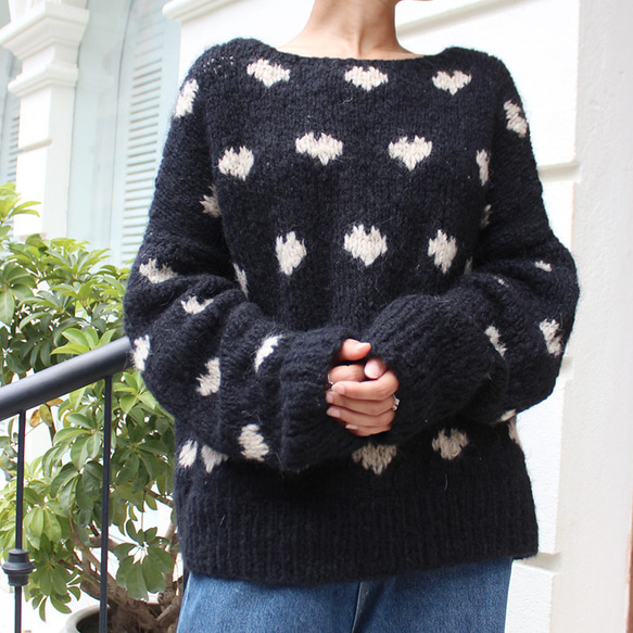 ◉ 溫暖輕盈的冬季針織品 ◉ 手工編織的黑色馬海毛心型針織品 第9張的照片