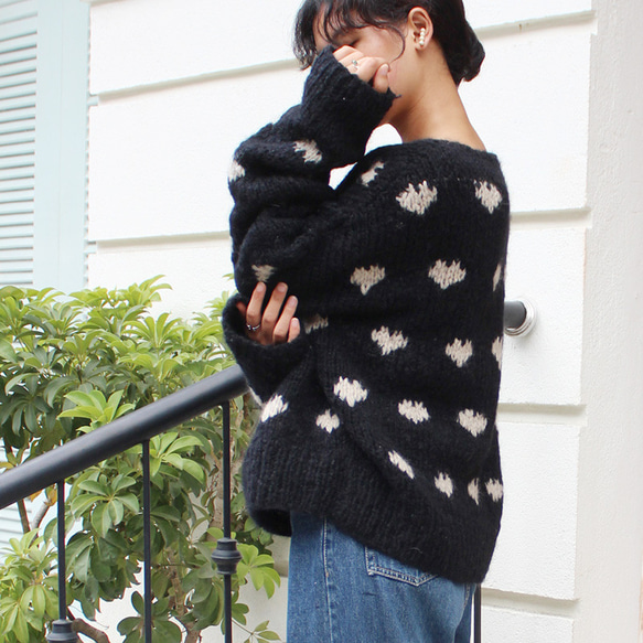 ◉ 溫暖輕盈的冬季針織品 ◉ 手工編織的黑色馬海毛心型針織品 第7張的照片