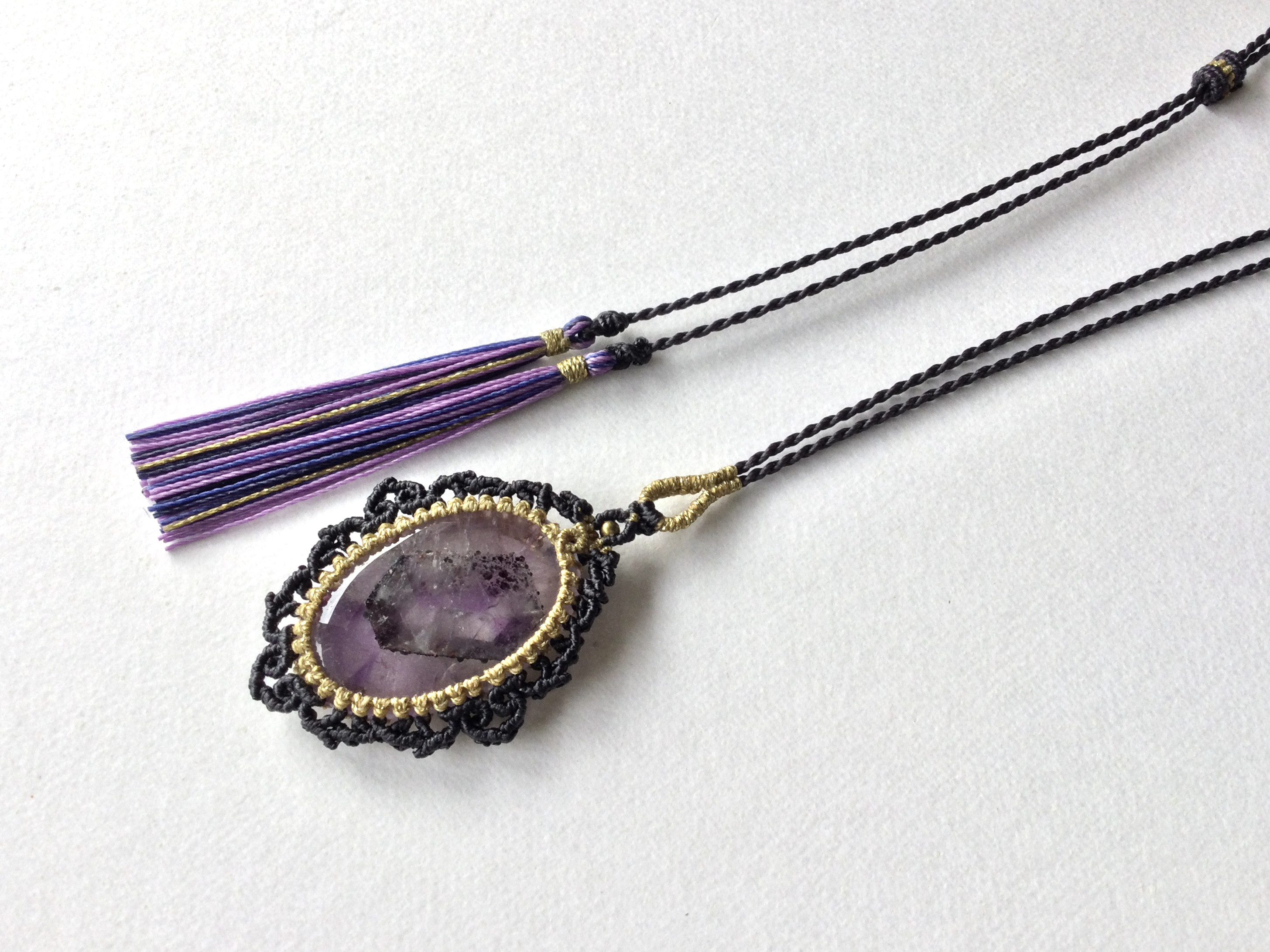 トラピッチェアメジストのマクラメネックレス(チャコール)