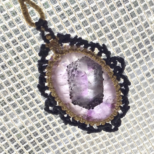 トラピッチェアメジストのマクラメネックレス(チャコール) ネックレス