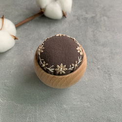 ウッドボウルのピンクッション｢ドライフラワーのリース｣ 針山 針が錆びにくい綿 木製 手刺繍 リボン刺繍 ナチュラル 9枚目の画像