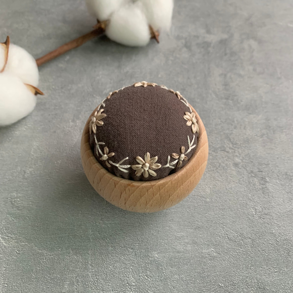 ウッドボウルのピンクッション｢ドライフラワーのリース｣ 針山 針が錆びにくい綿 木製 手刺繍 リボン刺繍 ナチュラル 9枚目の画像
