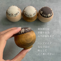 ウッドボウルのピンクッション｢ドライフラワーのリース｣ 針山 針が錆びにくい綿 木製 手刺繍 リボン刺繍 ナチュラル 7枚目の画像