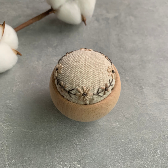 ウッドボウルのピンクッション｢ドライフラワーのリース｣ 針山 針が錆びにくい綿 木製 手刺繍 リボン刺繍 ナチュラル 8枚目の画像