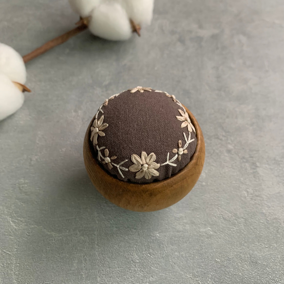 ウッドボウルのピンクッション｢ドライフラワーのリース｣ 針山 針が錆びにくい綿 木製 手刺繍 リボン刺繍 ナチュラル 11枚目の画像
