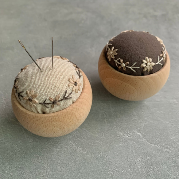 ウッドボウルのピンクッション｢ドライフラワーのリース｣ 針山 針が錆びにくい綿 木製 手刺繍 リボン刺繍 ナチュラル 4枚目の画像