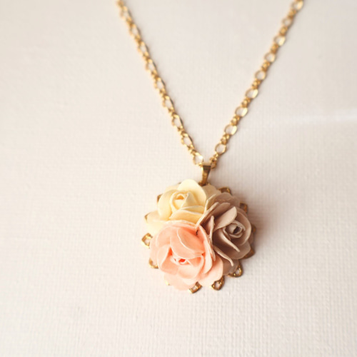 バラのブーケネックレスピンク ネックレス・ペンダント Hana with