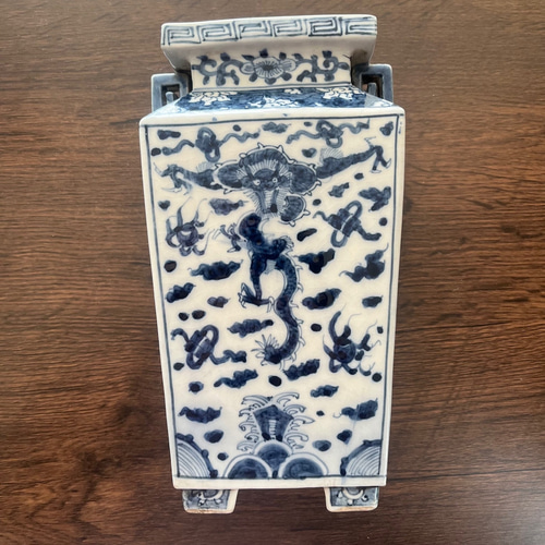 九谷焼染付陽刻飾壺 花器・花瓶 高さ23.5cm 素焼き陽刻×染付の