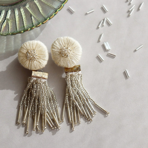 ホワイト刺繍ビーズタッセルイヤリング イヤリング・ノンホールピアス