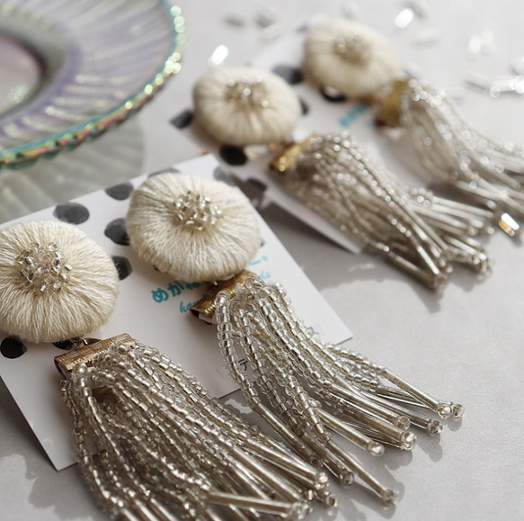 ホワイト刺繍ビーズタッセルイヤリング イヤリング・ノンホールピアス 