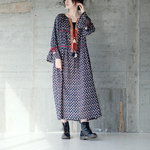 【補貨】獨特刺繡緞帶和流蘇設計！印花長袖連身裙（24w-11）海軍藍 第3張的照片