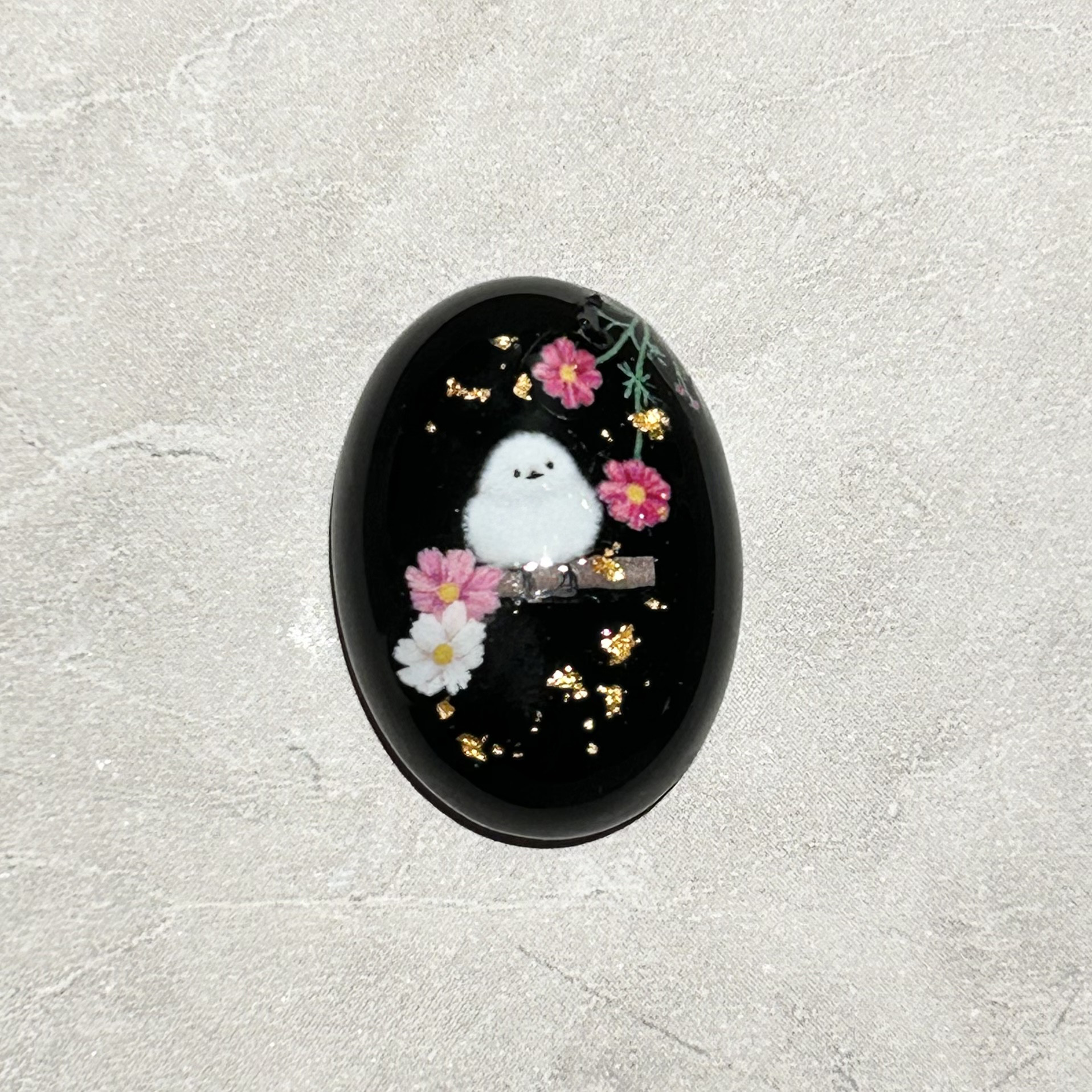 黒瑪瑙を使用したシマエナガとコスモス、金沢箔のブローチ