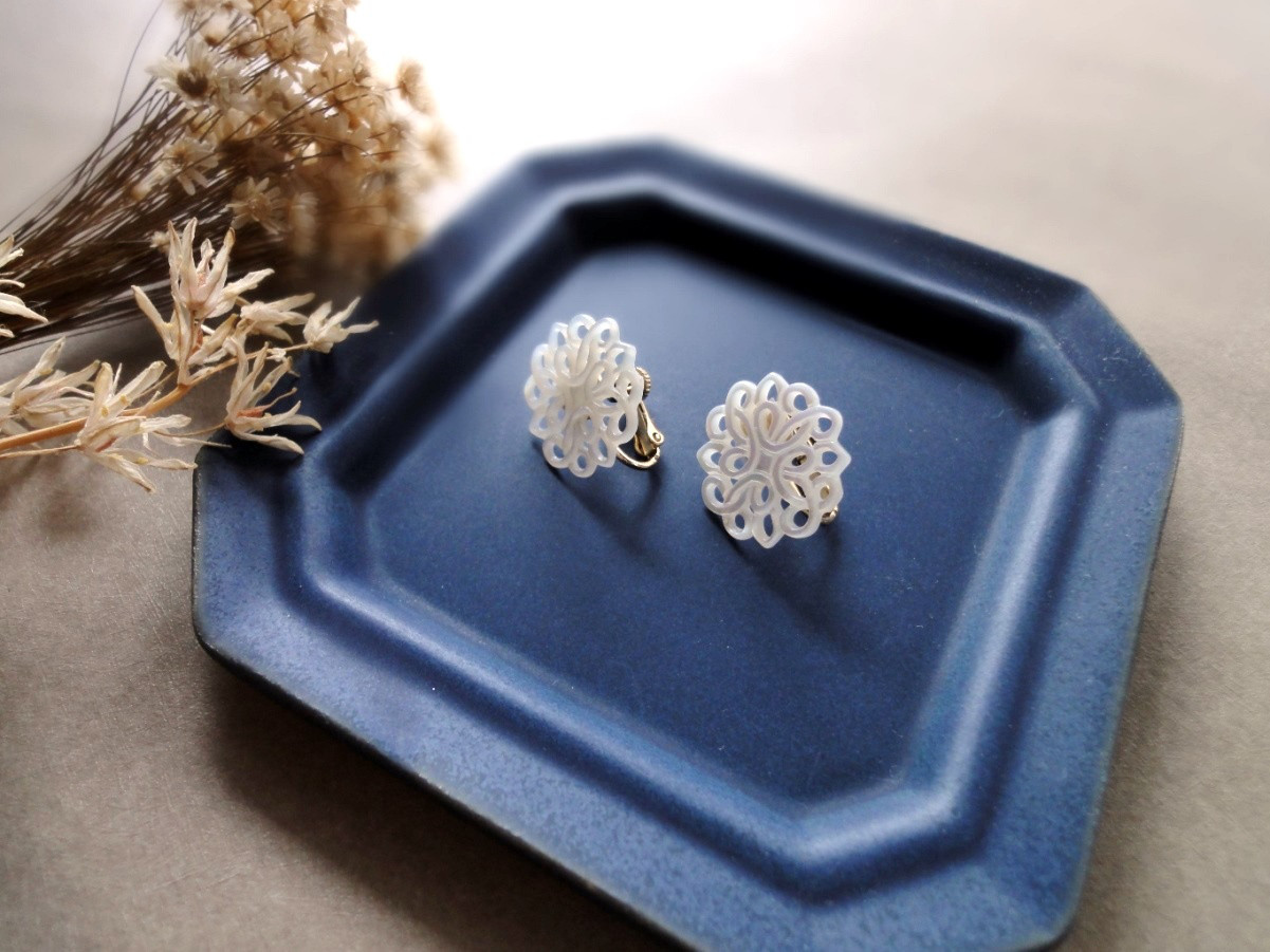 白蝶貝の耳飾り ■ ノンホールピアス　ポストピアス ■ 大きなダリアの花