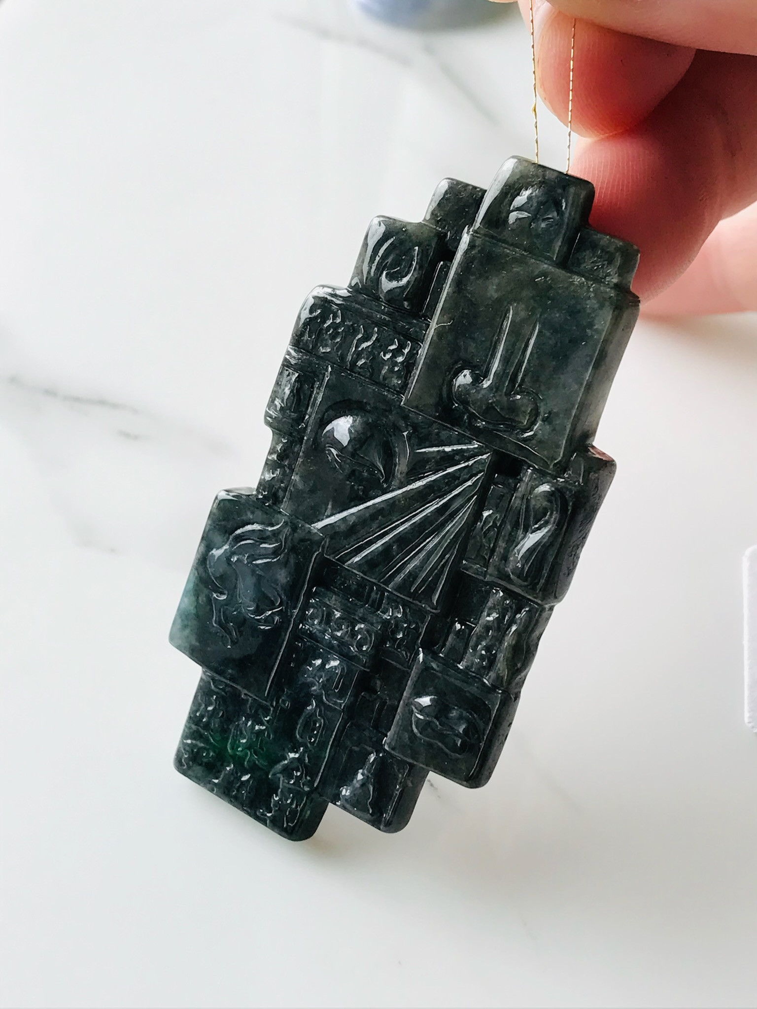 [P80-001］ ジェイド ヒスイ　ペンダント　ネックレス　ミャンマー産　紐付き　カービング　彫刻　ヴィンテージ風