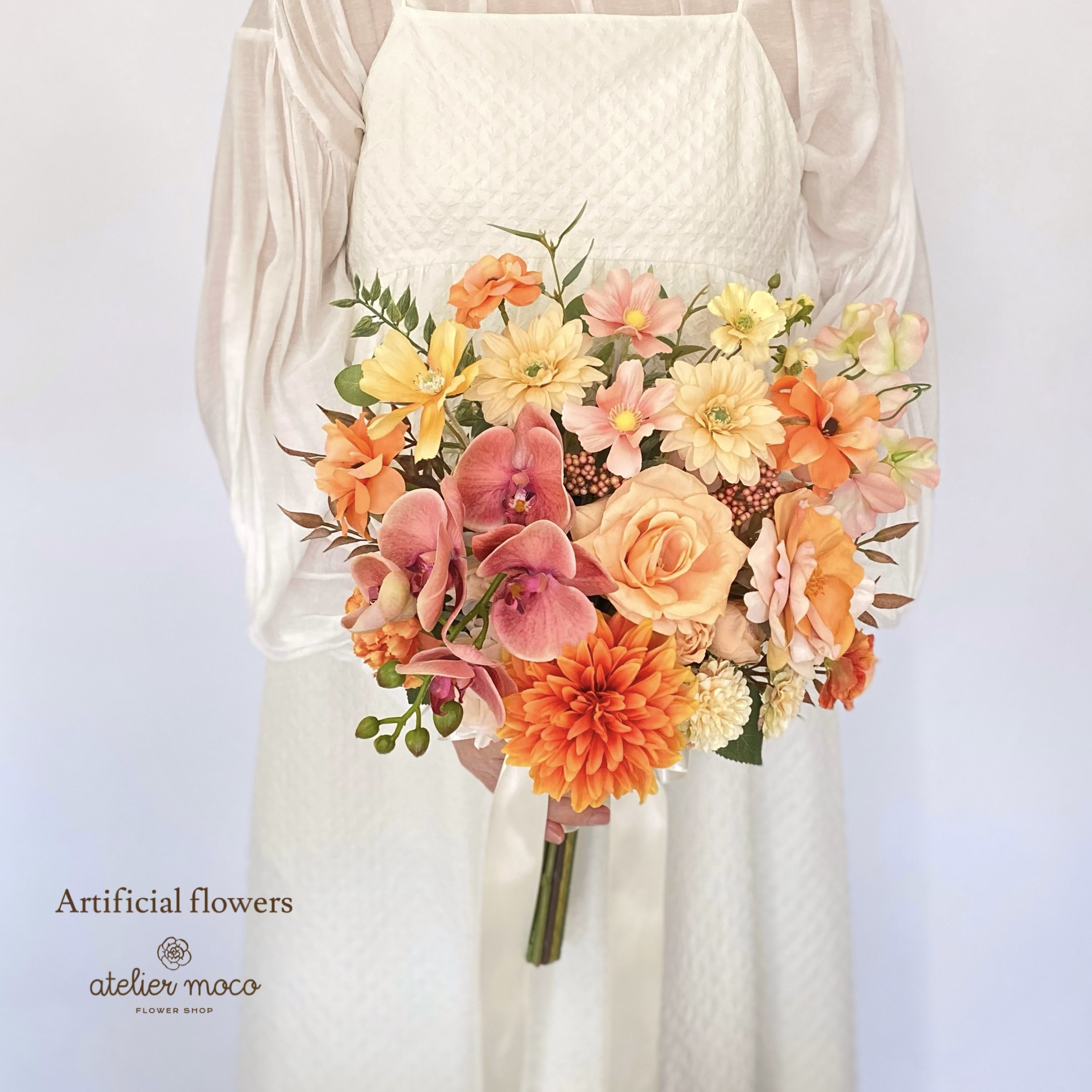 【オーダーメイド】オレンジ ダリアと胡蝶蘭 の アンティーク クラッチブーケ（造花・ウェディング・結婚式・前撮り・フォト