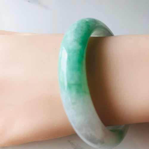 B8010-0137】ジェイド 翡翠 ヒスイ バングル 一点もの ミャンマー産