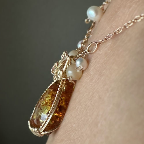 バルティックアンバーの14kgfワイヤーブレスレット ブレスレット