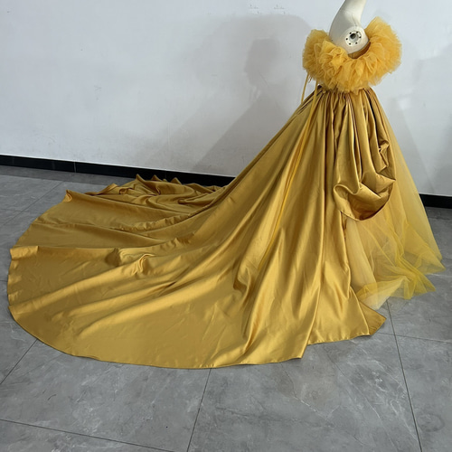 輝きな光彩を放つ イエロー取り外しオフショルダー カラードレス