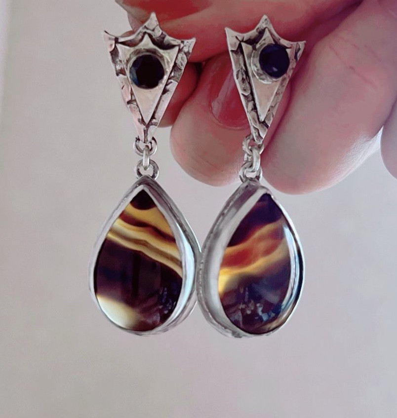 ブラジリアンアゲートの王冠スタッズピアス　燻し加工シルバー925