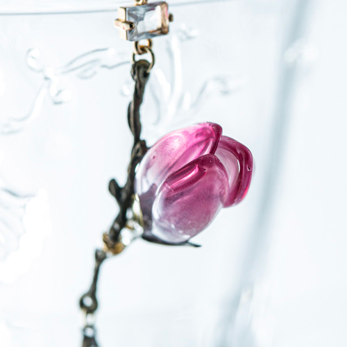 niki.du.poulain  布花　片耳ピアス　フラワー　木蓮のような花 niki.du.poulain 布花 片耳ピアス フラワー 木蓮のような花