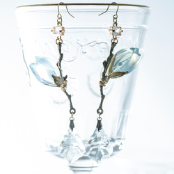 硝子木蓮の一輪耳飾り（白オパール・赤紫、その他） 2枚目の画像