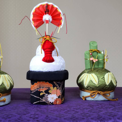ハンドメイド　木目込み人形　鏡餅　茶系花模様の三宝 ハンドメイド 木目込み人形 鏡餅 茶系花模様の三宝