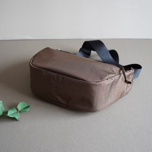 コンパクトで大容量!丸型ハーフムーン お出掛けショルダーバッグ 撥水