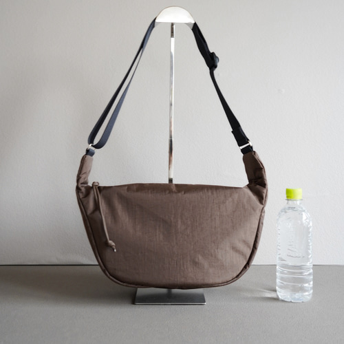 コンパクトで大容量!丸型ハーフムーン お出掛けショルダーバッグ 撥水