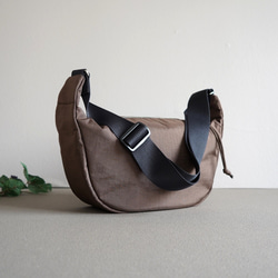 コンパクトで大容量!丸型ハーフムーン お出掛けショルダーバッグ 撥水