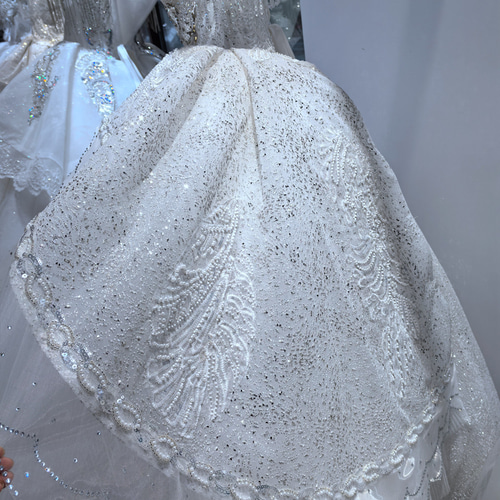 あお＊＊＊ ウェディングドレス　レースビジュー 新作お買い得 豪華なウェディングドレス 裾にレース付き 美品 高品質