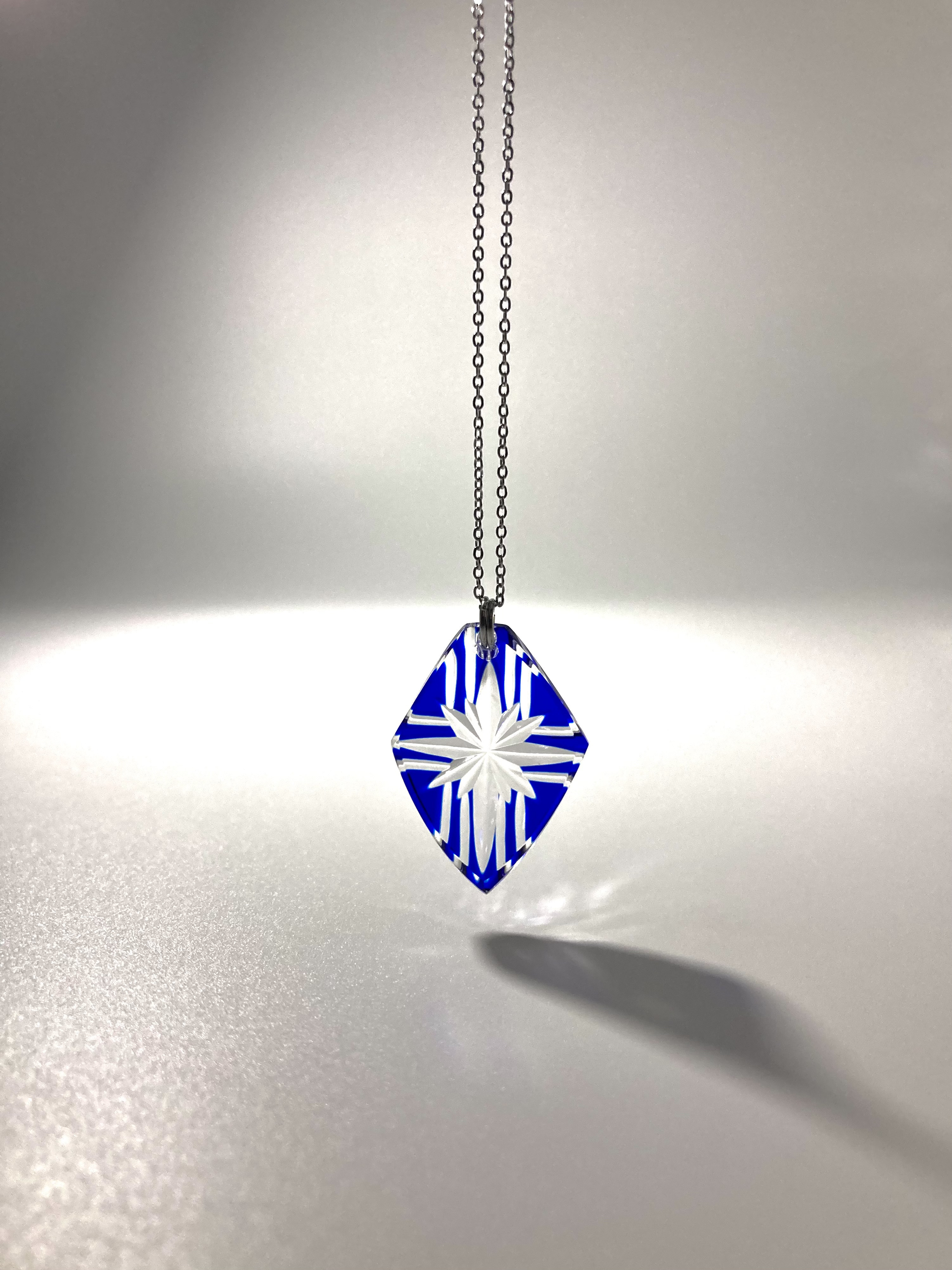 切子 の クリスタル ネックレス