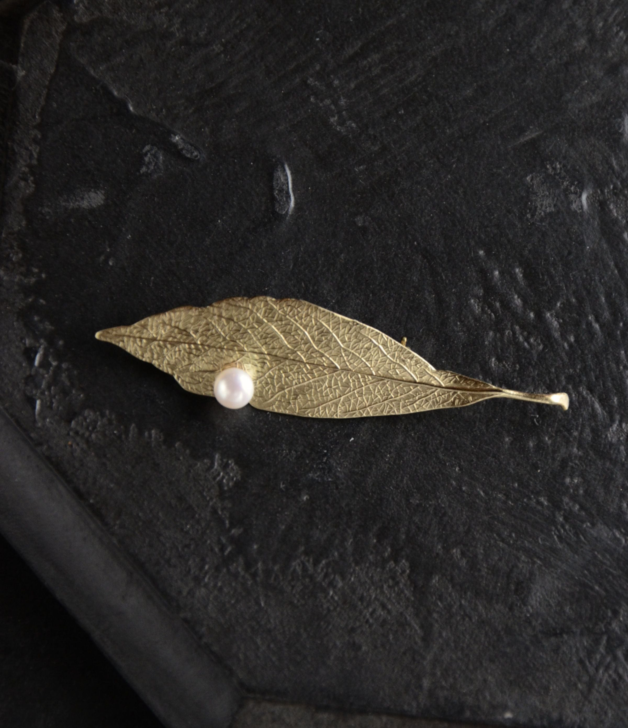 Fallen leaves / brooch - pearl 4,721円
