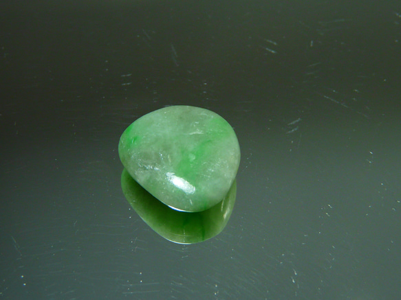 K647【ビルマ カチン産】 天然本ひすい 翡翠 ヒスイ原石（タンブル