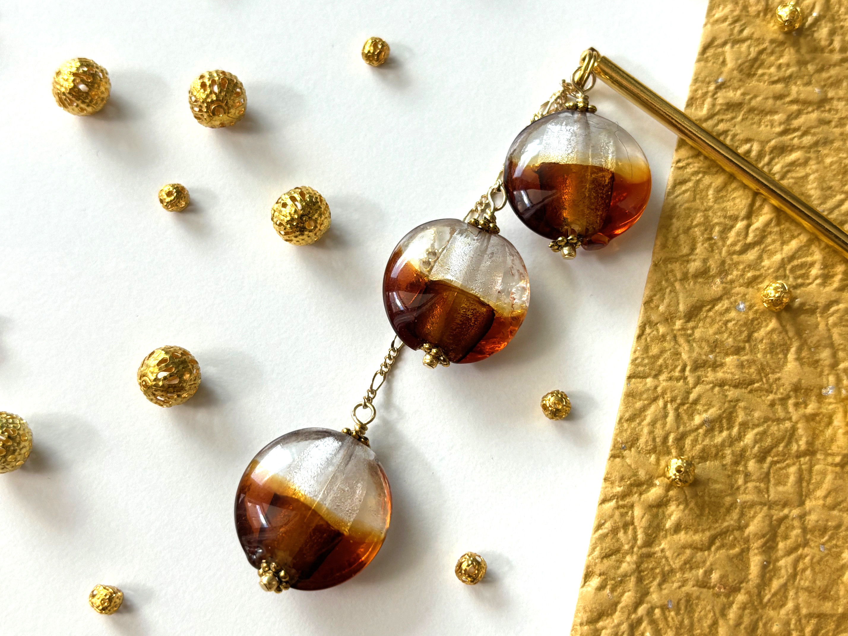 かんざし　銀箔調シルバーホイールと茶色の２トーンカラーのとんぼ玉３連　一本簪　一本挿し　ゴールド  秋　ブラウン