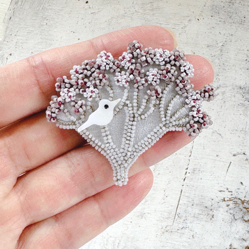 ユーモアたっぷり？重ね付けに便利なオートクチュール刺繍の