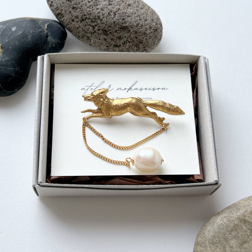 jouer 】真鍮のきつねとヴィンテージパールのミニブローチ