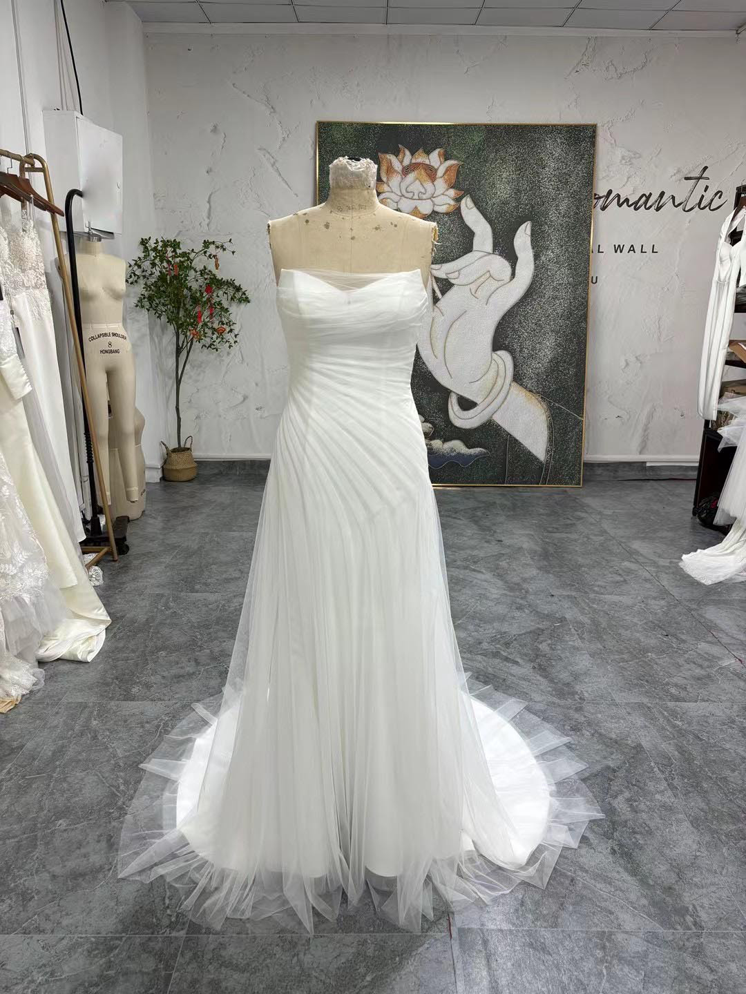 抜群のおしゃれ見え！個性的なドレス　フリル　チャック　短いトレーン　上品チュール　サテン　上質なドレス結婚式挙式前撮り