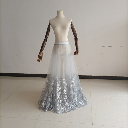 オーバースカート シルバー 裾に繊細レースをあしらった フランス風 前  