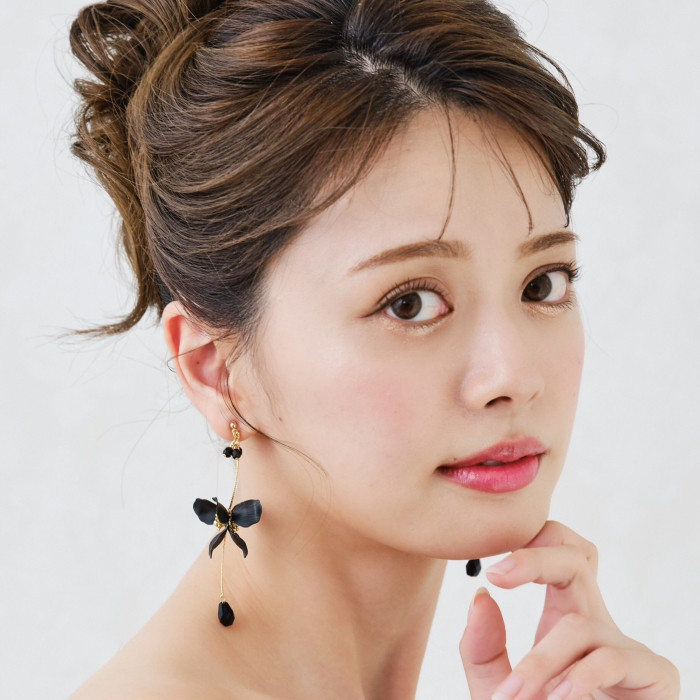 ME228　ウェディングブラックピアス 花嫁　イヤリング　ブライダルイヤリング　結婚式　ウェディング