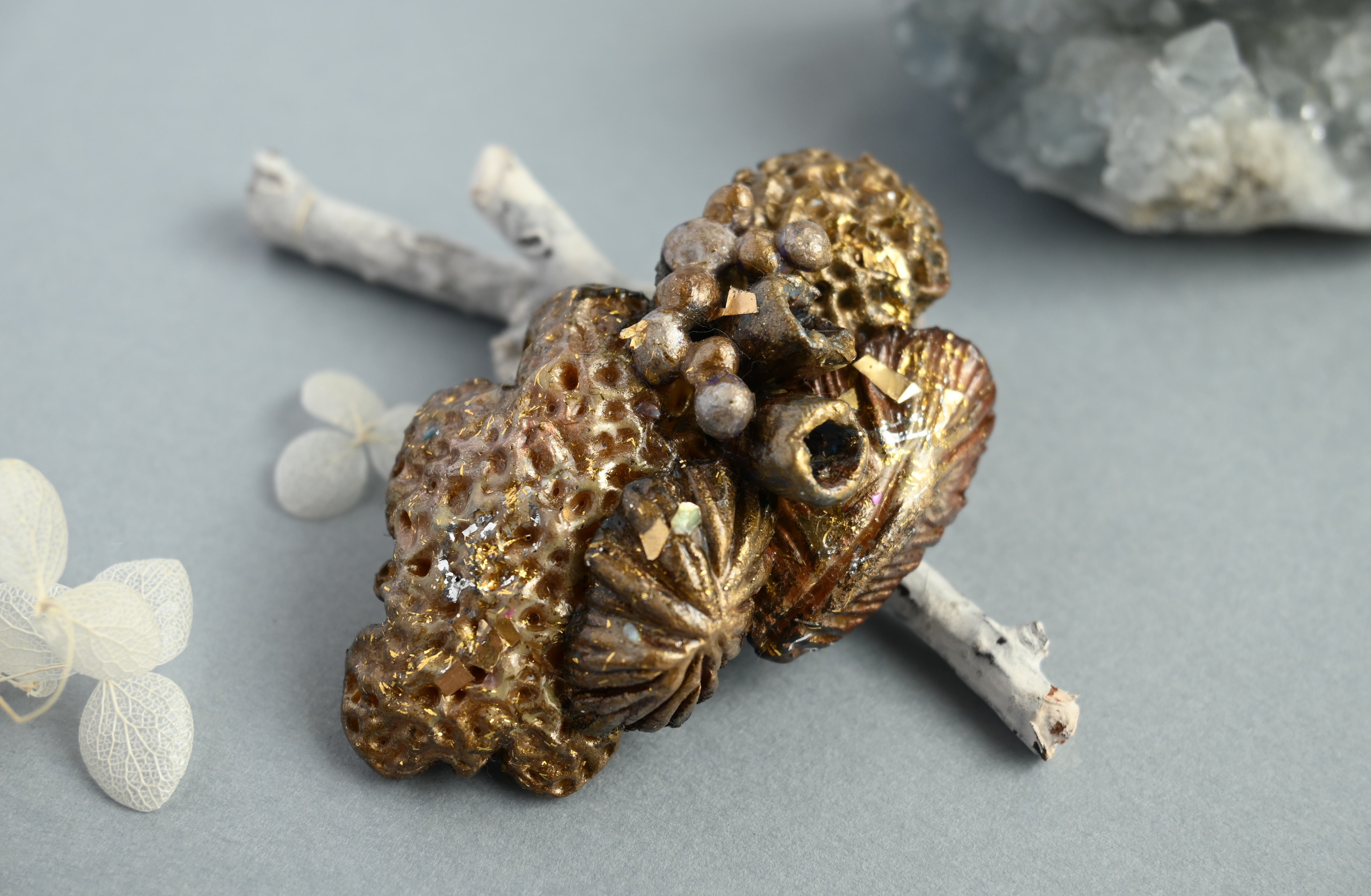 【一点物】「金の雫」粘土ブローチ/kk　コサージュ　アンティーク風　セレモニー　式　大人　ゴールド　貝