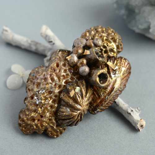 一点物】「金の雫」粘土ブローチ/kk コサージュ アンティーク風