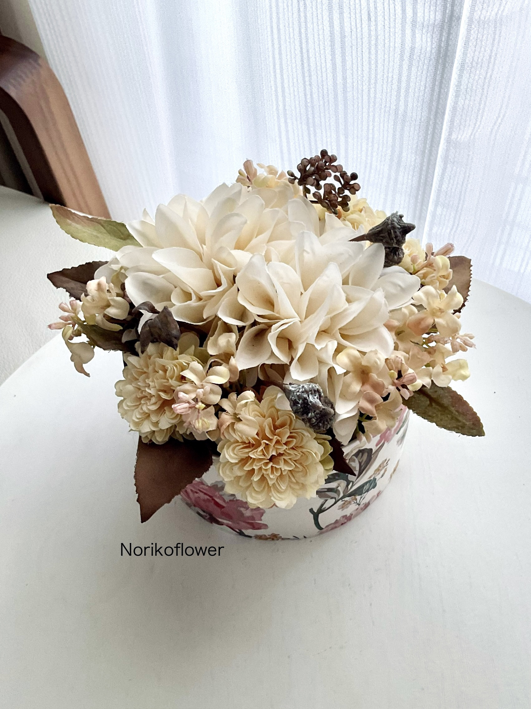 オーダーページミニチュア花のアレンジメント ラッピングが選べるラウンドの生花アレンジ ブルー M｜フラスタ