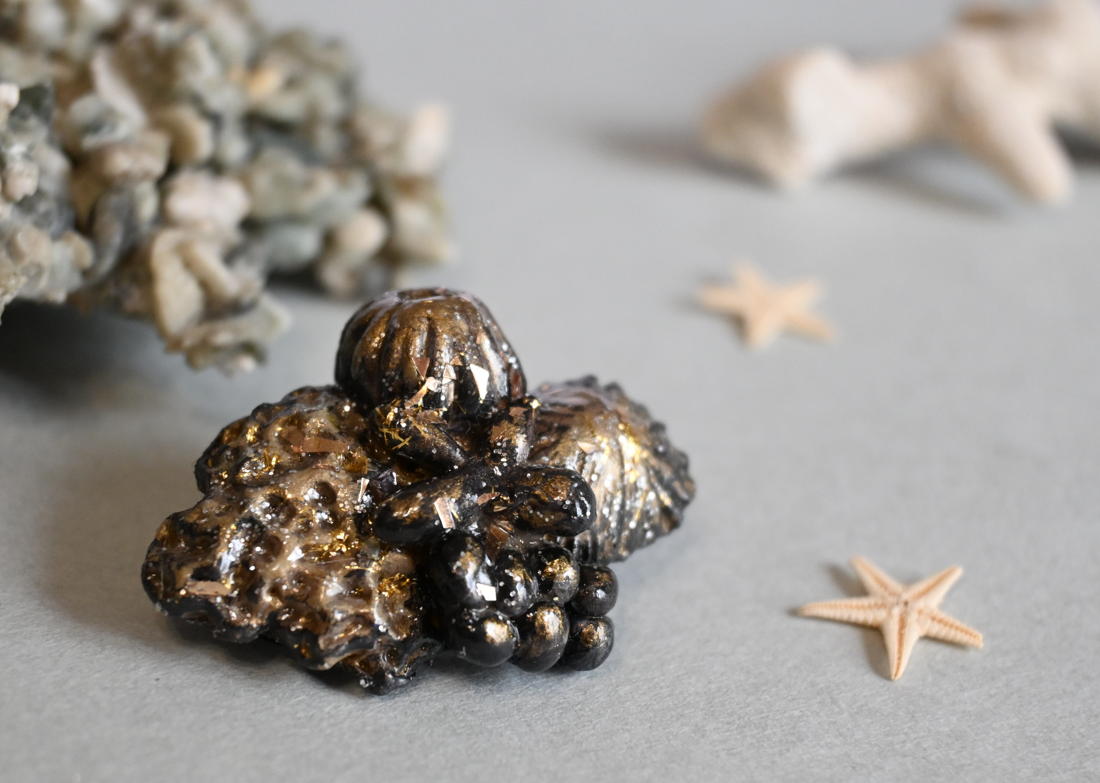 【一点物】「時の粒」粘土ブローチ/kk　コサージュ　アンティーク風　セレモニー　大人　レトロ　貝　ゴールド