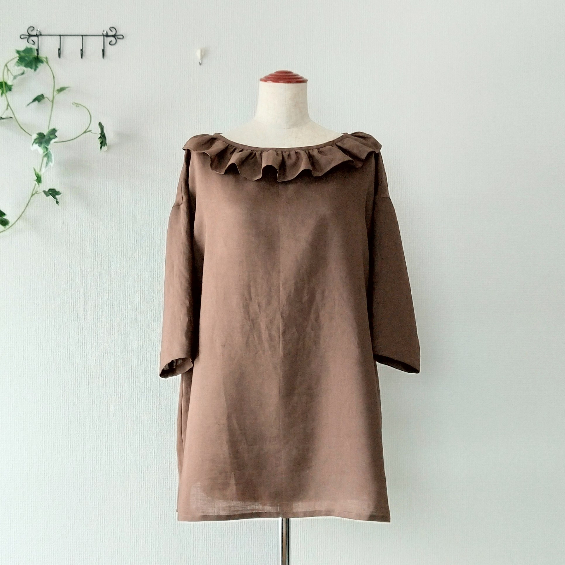 【送料無料】茶色リネンのフリル衿チュニック