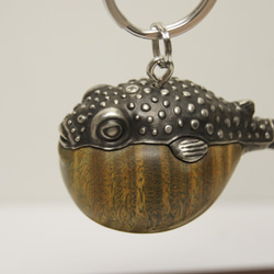 フグ　パロサント（木材）ピューター（金属）キーホルダー、ペンダント、バッグチャーム、置物 6枚目の画像