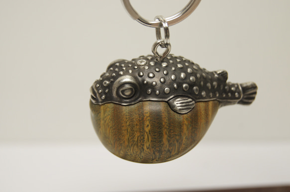 フグ　パロサント（木材）ピューター（金属）キーホルダー、ペンダント、バッグチャーム、置物 6枚目の画像