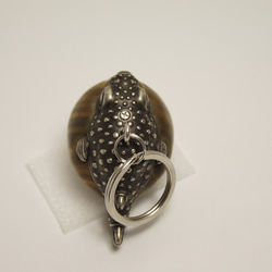 フグ　パロサント（木材）ピューター（金属）キーホルダー、ペンダント、バッグチャーム、置物 11枚目の画像